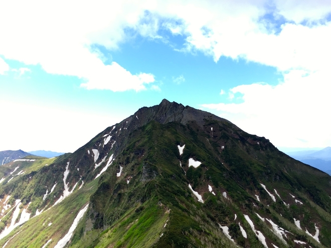 東大雪の秀峰ニペソツ山。