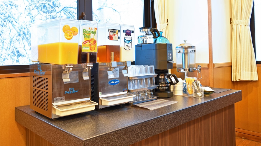 【朝食ビュッフェ】ドリンクコーナーではコーヒーや麦茶、ジュースなどご用意しております。