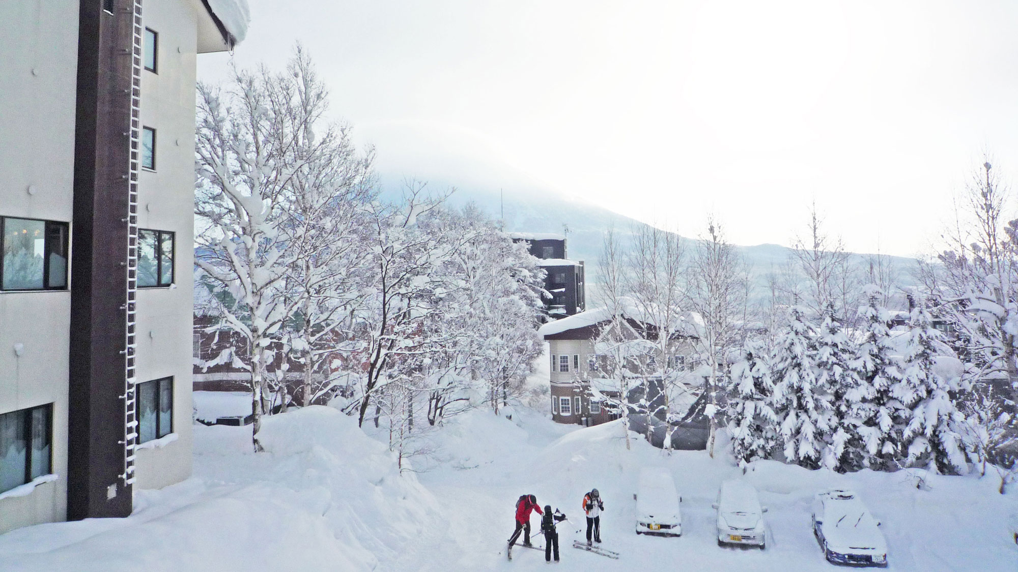【スキーを履いて直行可能】ホテルからゲレンデは目の前。スキーを履いたまま向かうことができます。