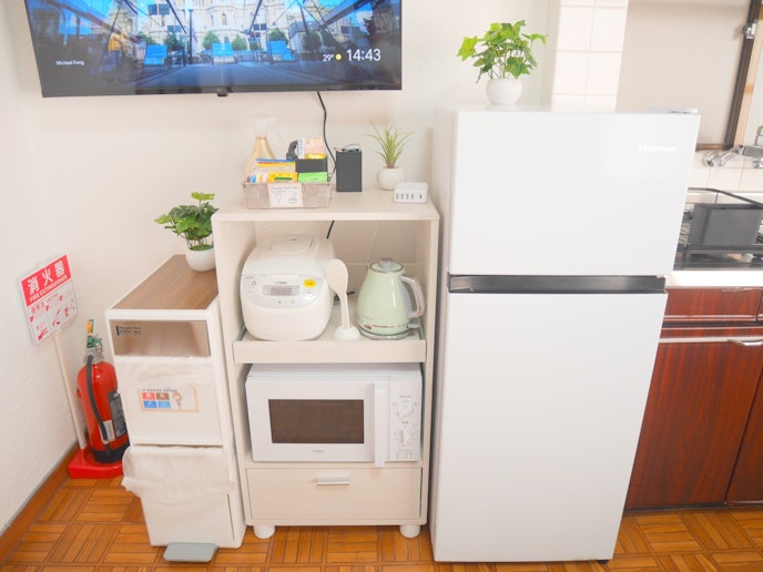 冷蔵庫、炊飯器、ケトル、電信レンジがございます。