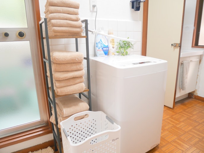 洗濯機、バスタオル、フェイスタオル、洗剤、柔軟剤がございます。