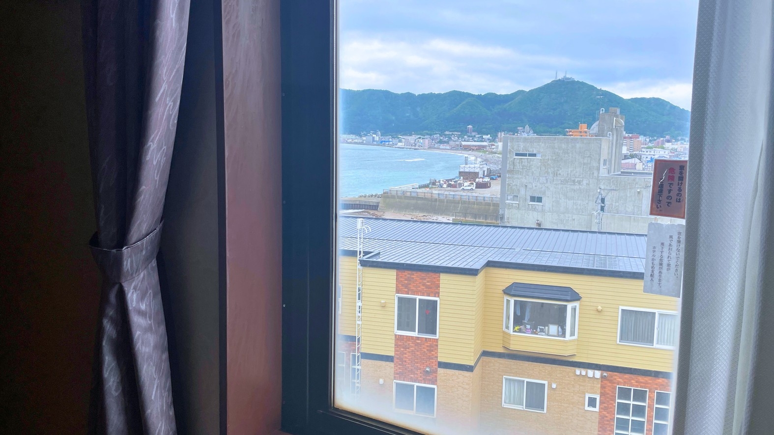 ◆【平日限定】見つけたらラッキー！レストランから函館山と津軽海峡を一望！＜素泊り＞