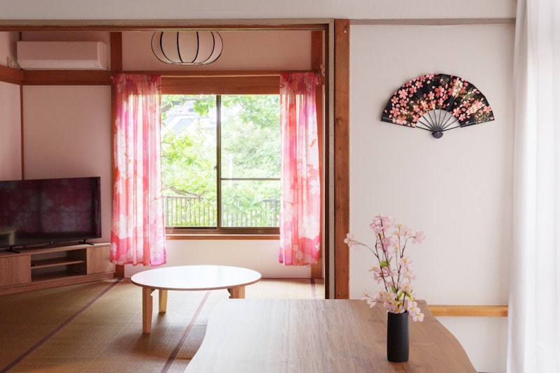 ダイニングルームから見た1F8畳和室(桜の間)