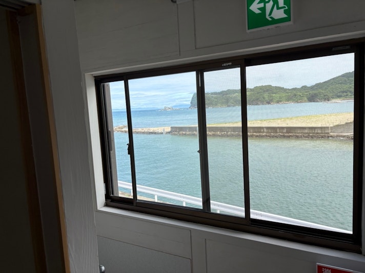 【2階通路】窓から海を一望できます