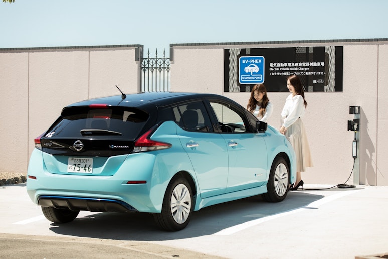 駐車場は無料です。EV充電も可能。