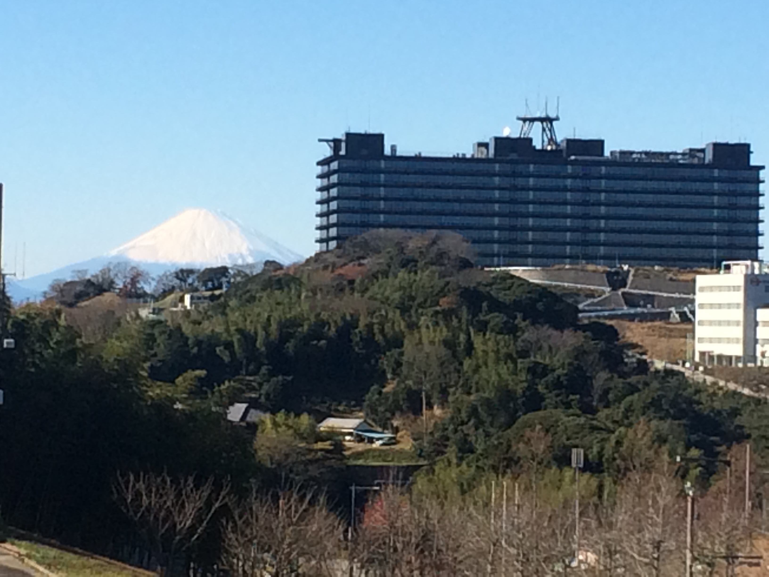 【眺望】天気の良い日は一部客室から富士山を拝めます