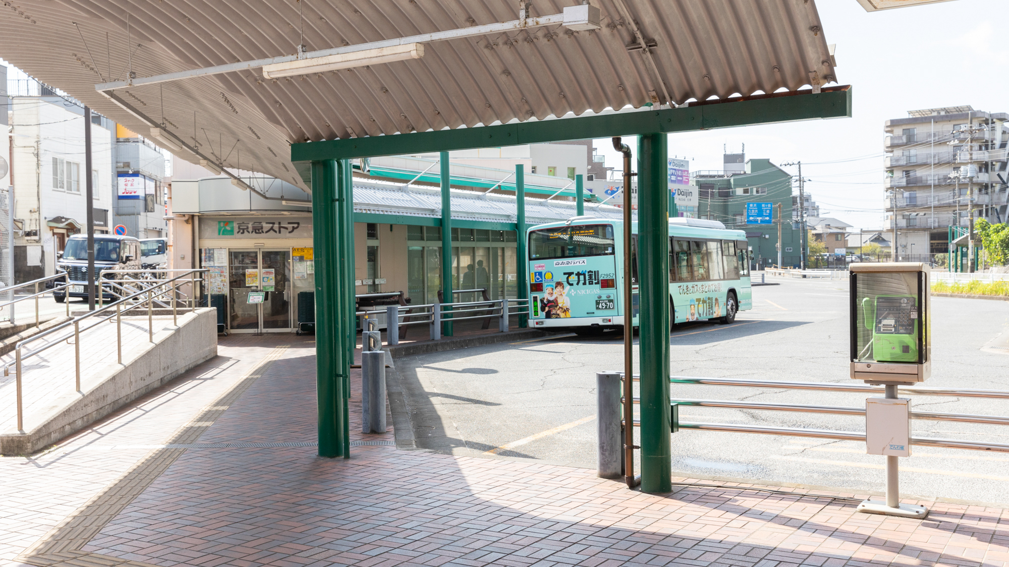 【道順】京急ストアの右わきをお進みください