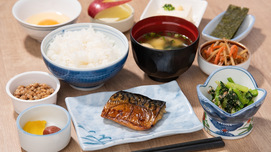 【和定食】お味噌汁に焼き鯖、納豆、卵など、ご飯が進む定番メニューです♪