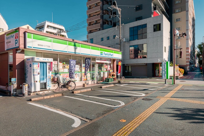 徒歩圏内にコンビニもあり、日用品の買い足しにも便利です。