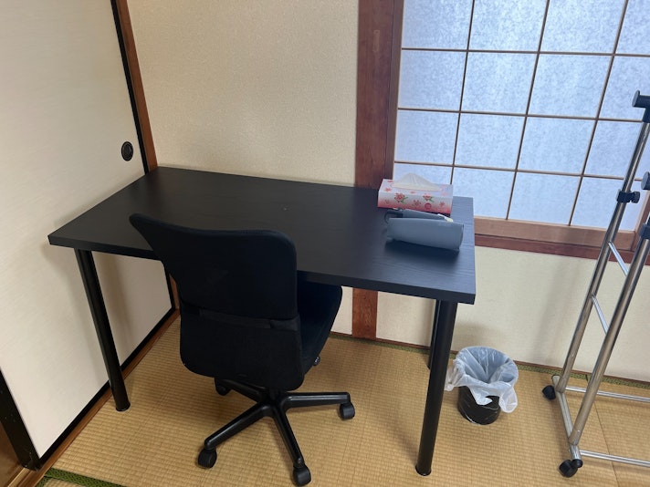 デスクワークもできる机と椅子のご用意もあります。