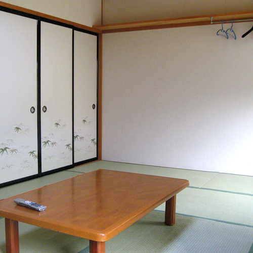 お部屋は２階以上になるため、部屋の窓からは山々の緑が見渡せます。