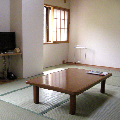 飾り気はありませんが、掃除の行き届いた清潔なお部屋です。