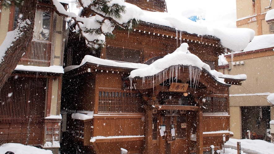 大湯(冬の外観)