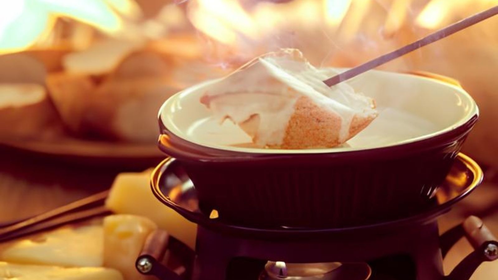 【冬の贅沢｜1日2組限定チーズフォンデュ】とろけるチーズと地元ワインを暖炉の温もりと共に(1泊2食)