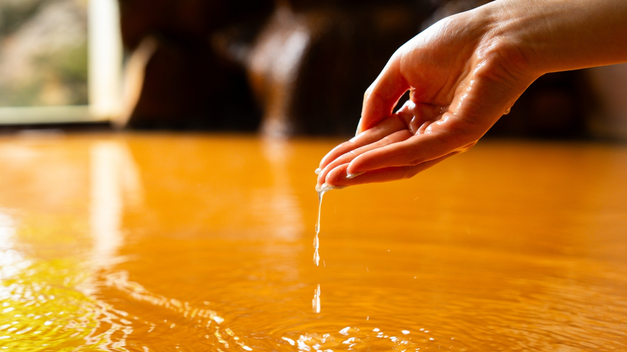 木々に囲まれた秘湯風呂「岳」濃厚な赤褐色の秘湯がたっぷり注がれる湯舟。