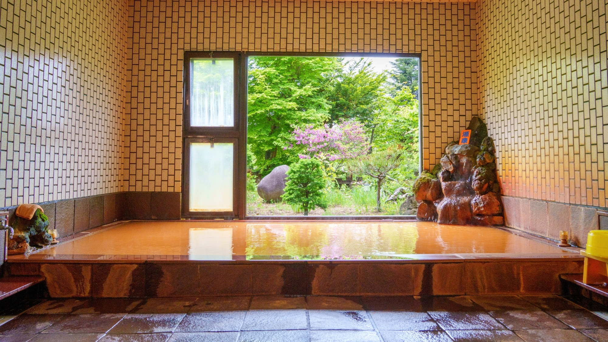 １階にある、木々に囲まれた秘湯風呂「岳」日帰り入浴も可能です。