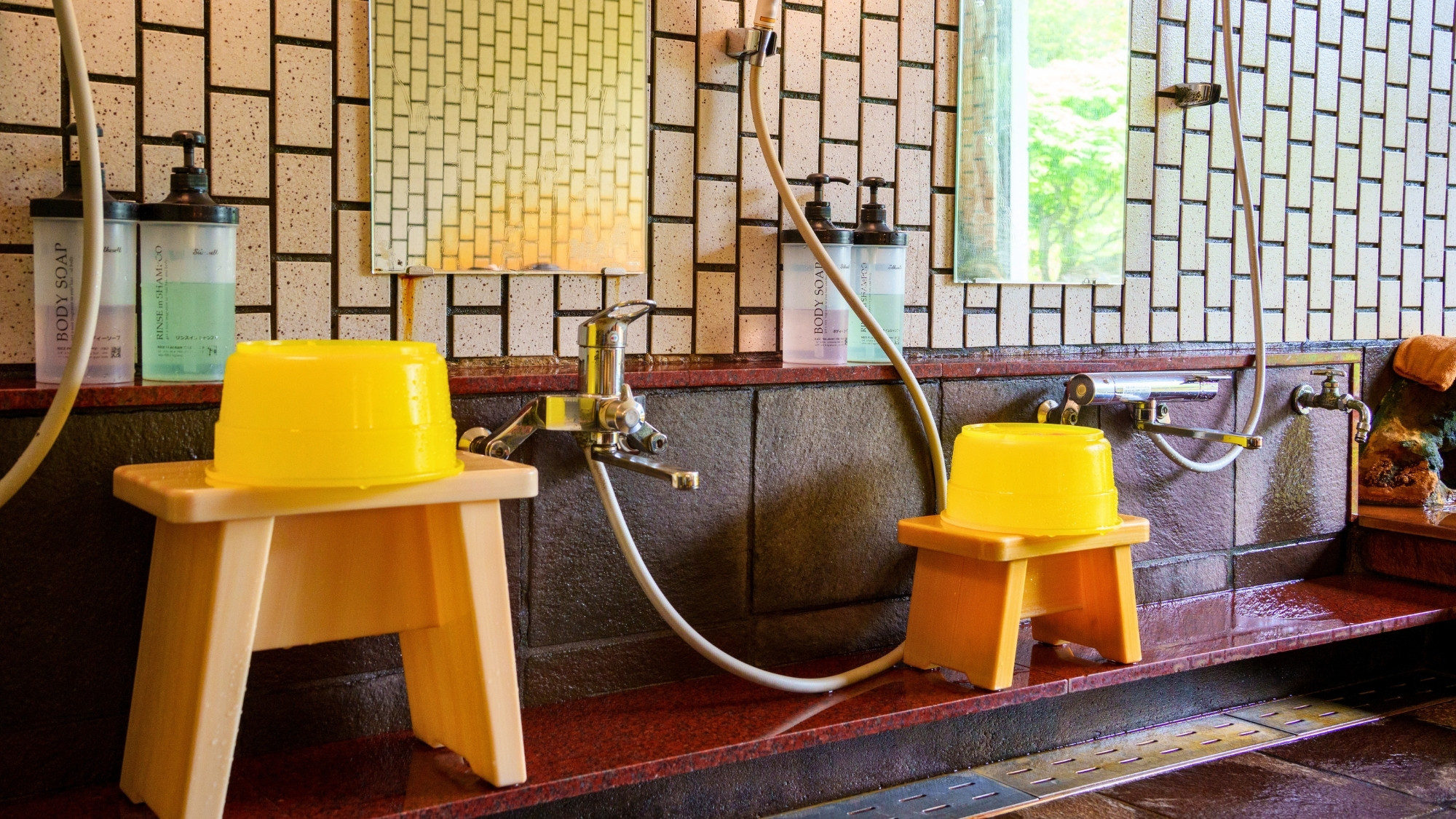 木々に囲まれた秘湯風呂「岳」日帰り入浴も可能です。