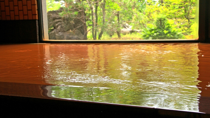 ◆１階にある、木々に囲まれた秘湯風呂「岳」四季折々、絵画のような美しい景色をお楽しみください。
