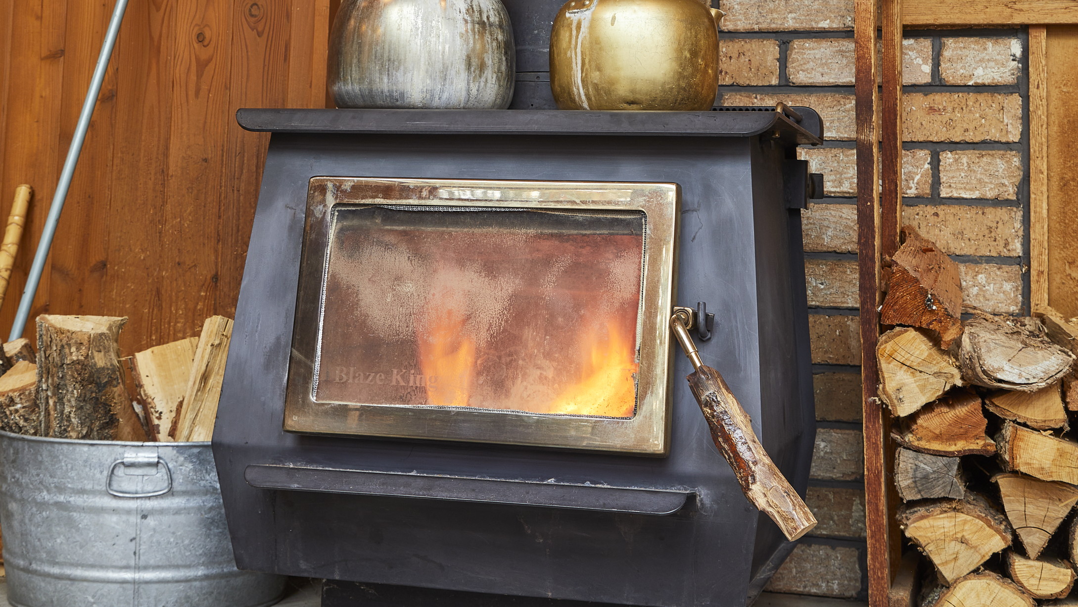 ◆薪ストーブやランプの灯りで温もりを。