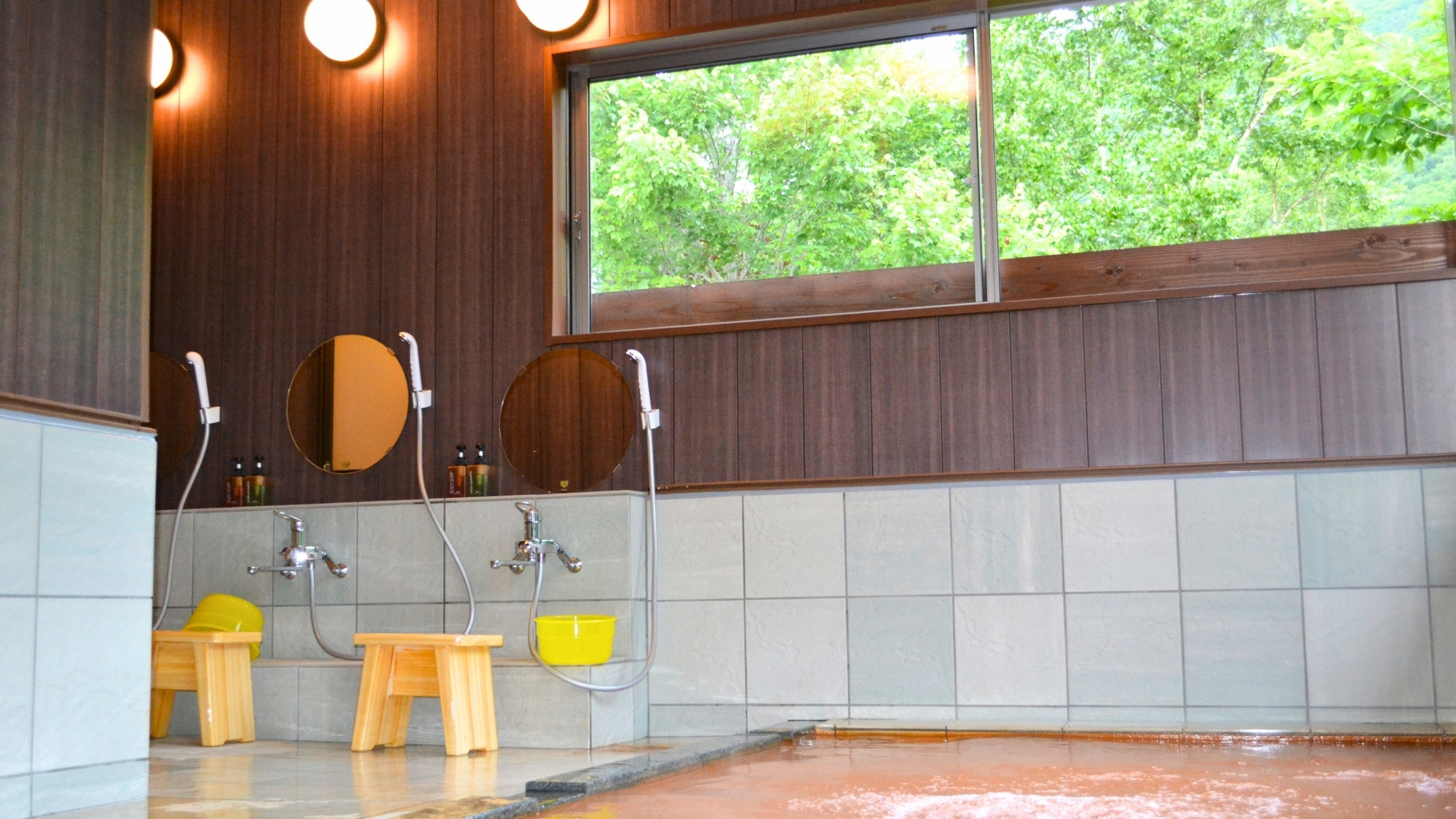 外界を一望する展望風呂「空」2階にあり、オープンテラスもついています。