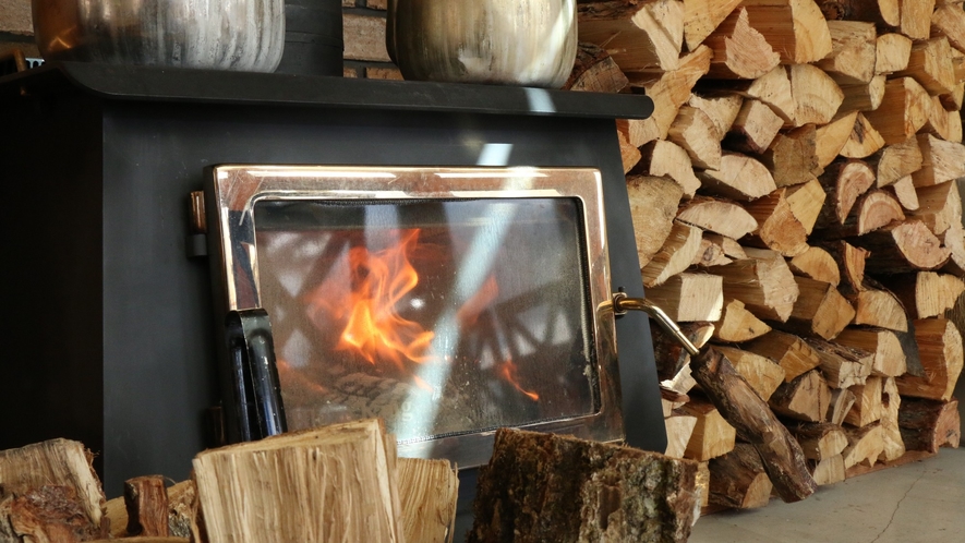 ◆薪ストーブやランプの灯りで温もりを。