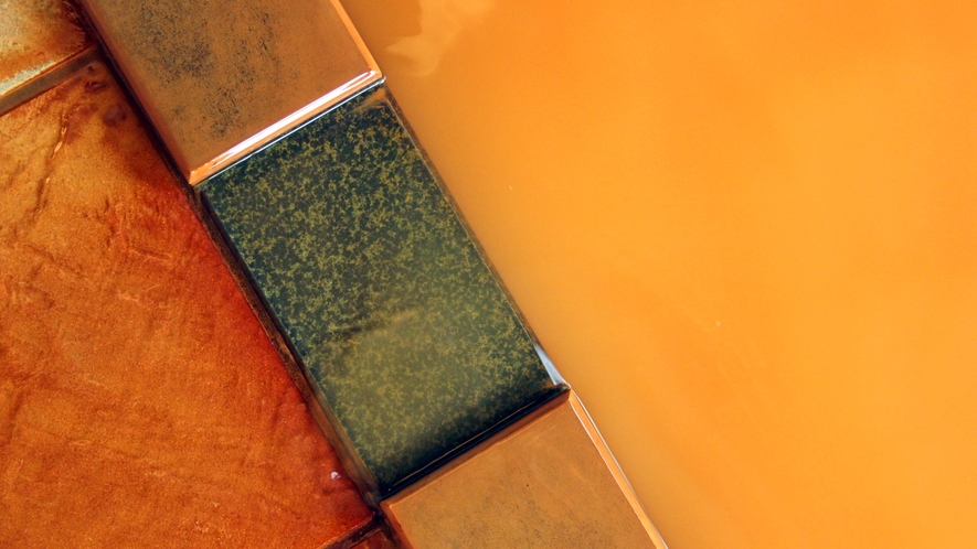◆１階にある、木々に囲まれた秘湯風呂「岳」濃厚な赤褐色の秘湯がたっぷり注がれる湯舟。