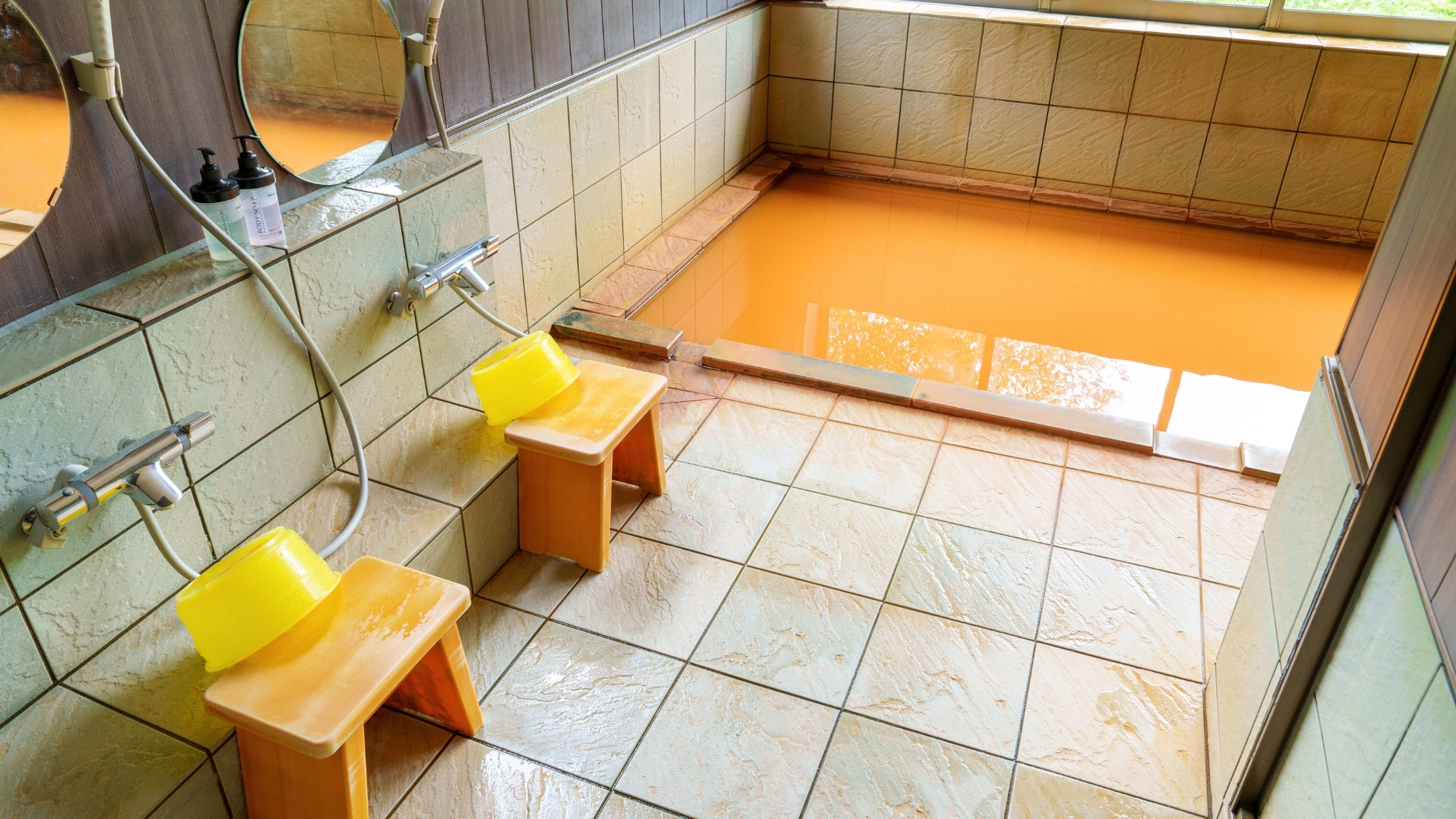 木々に囲まれた秘湯風呂「岳」日帰り入浴も可能です。