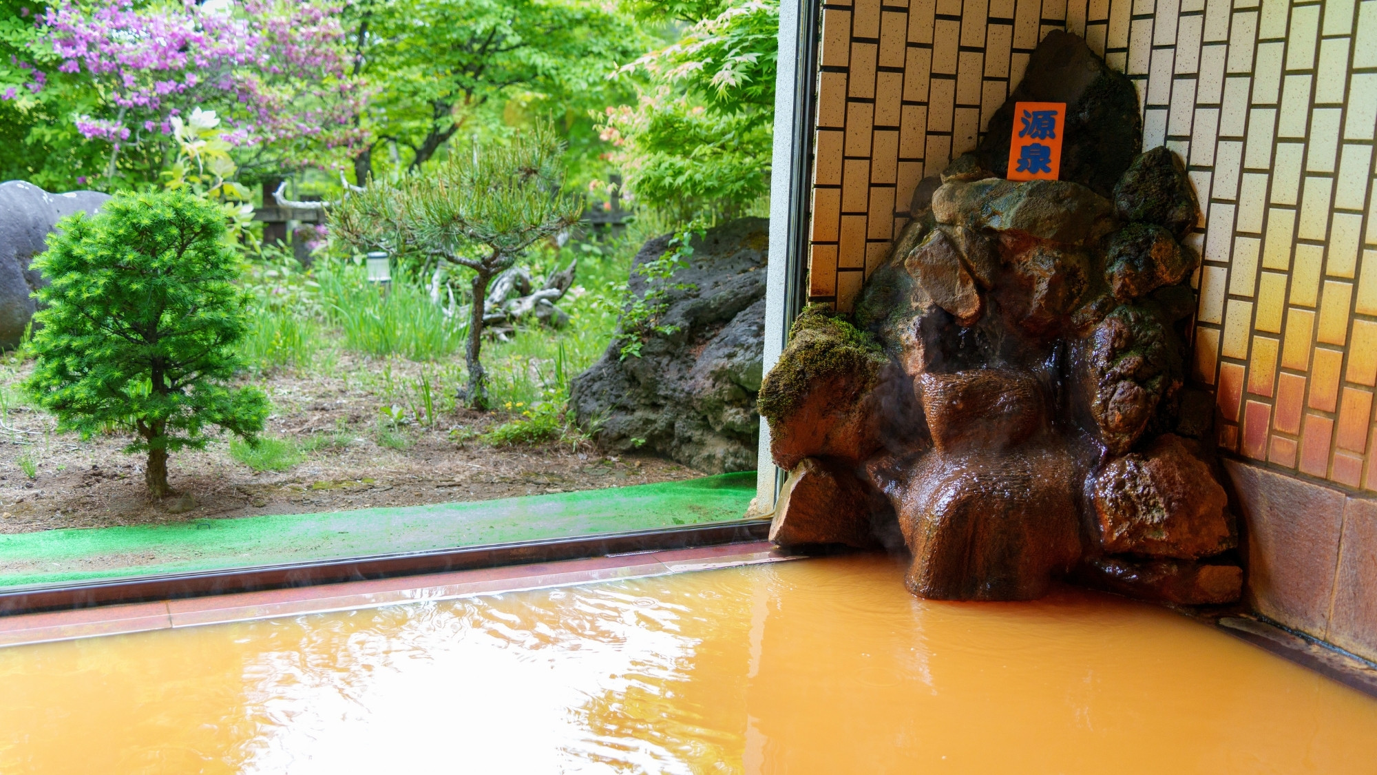 １階にある、木々に囲まれた秘湯風呂「岳」日帰り入浴も可能です。