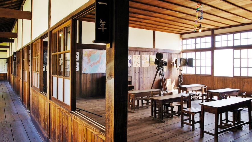 **【周辺観光】二十四の瞳映画村：海岸沿いに木造校舎や村が再現され昭和初期のノスタルジックな雰囲気