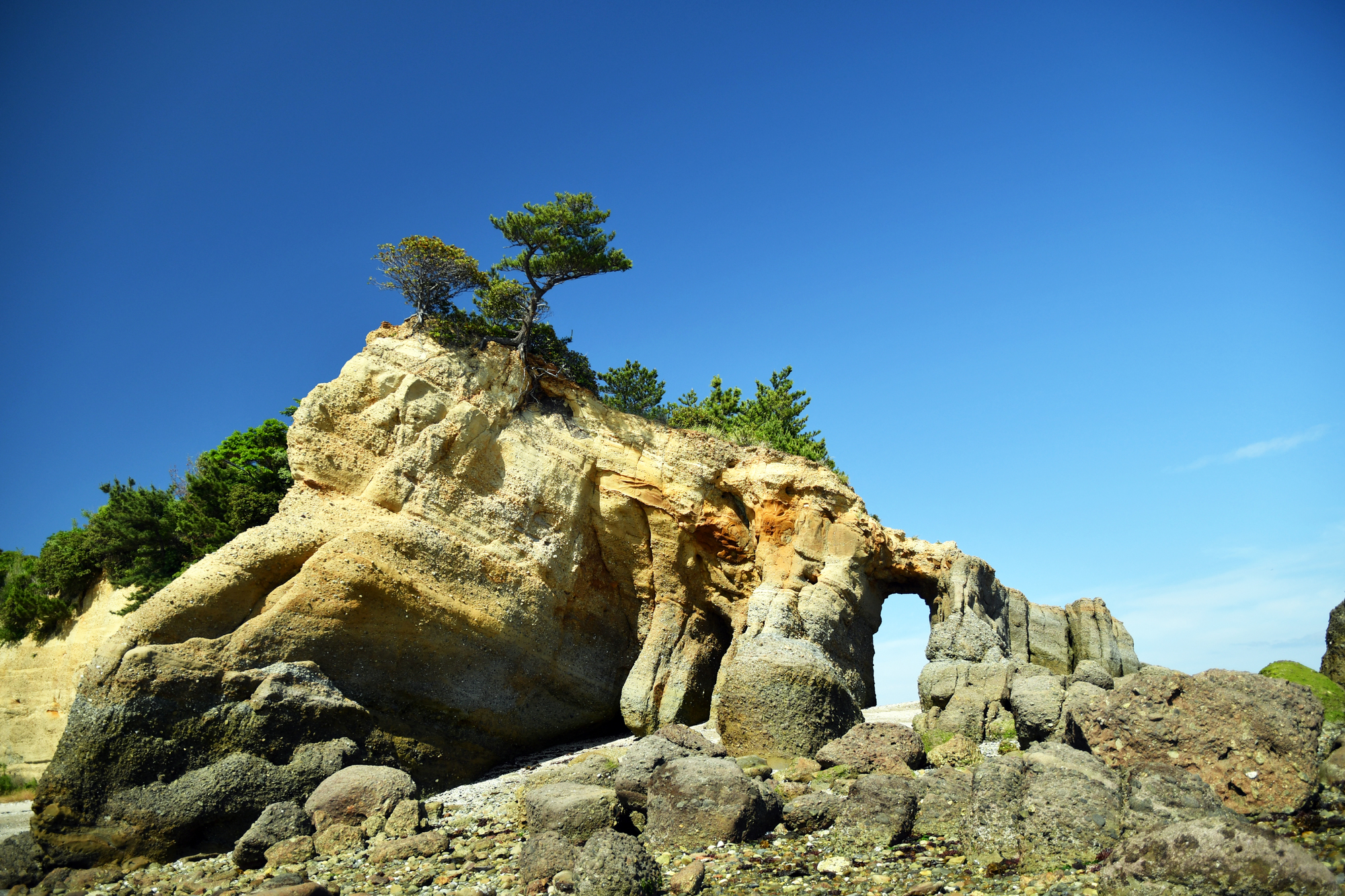 本山岬公園　くぐり岩