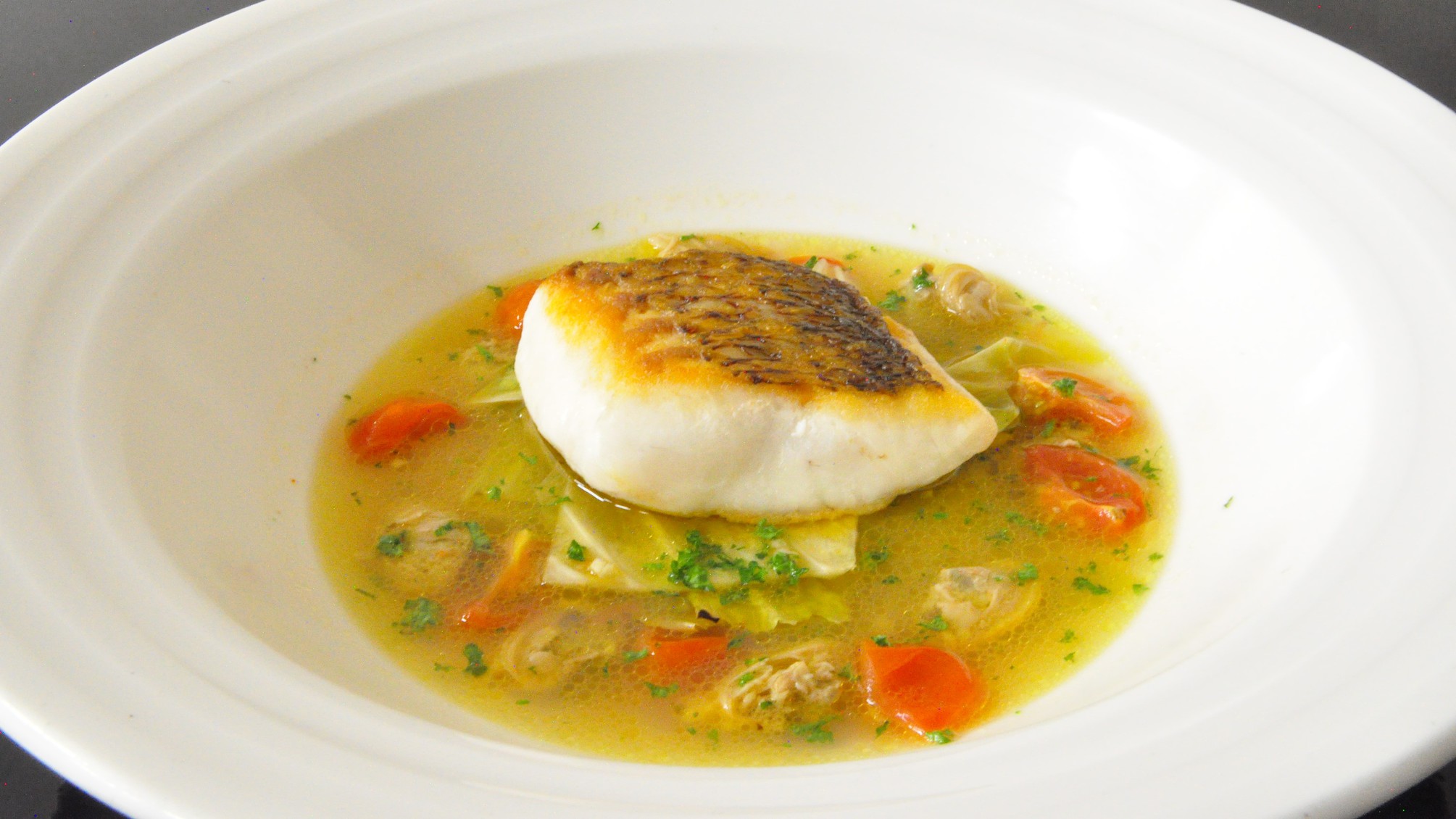 錦江湾産 桜鯛のポワレ 春キャベツとアサリのジュ・エチュベ