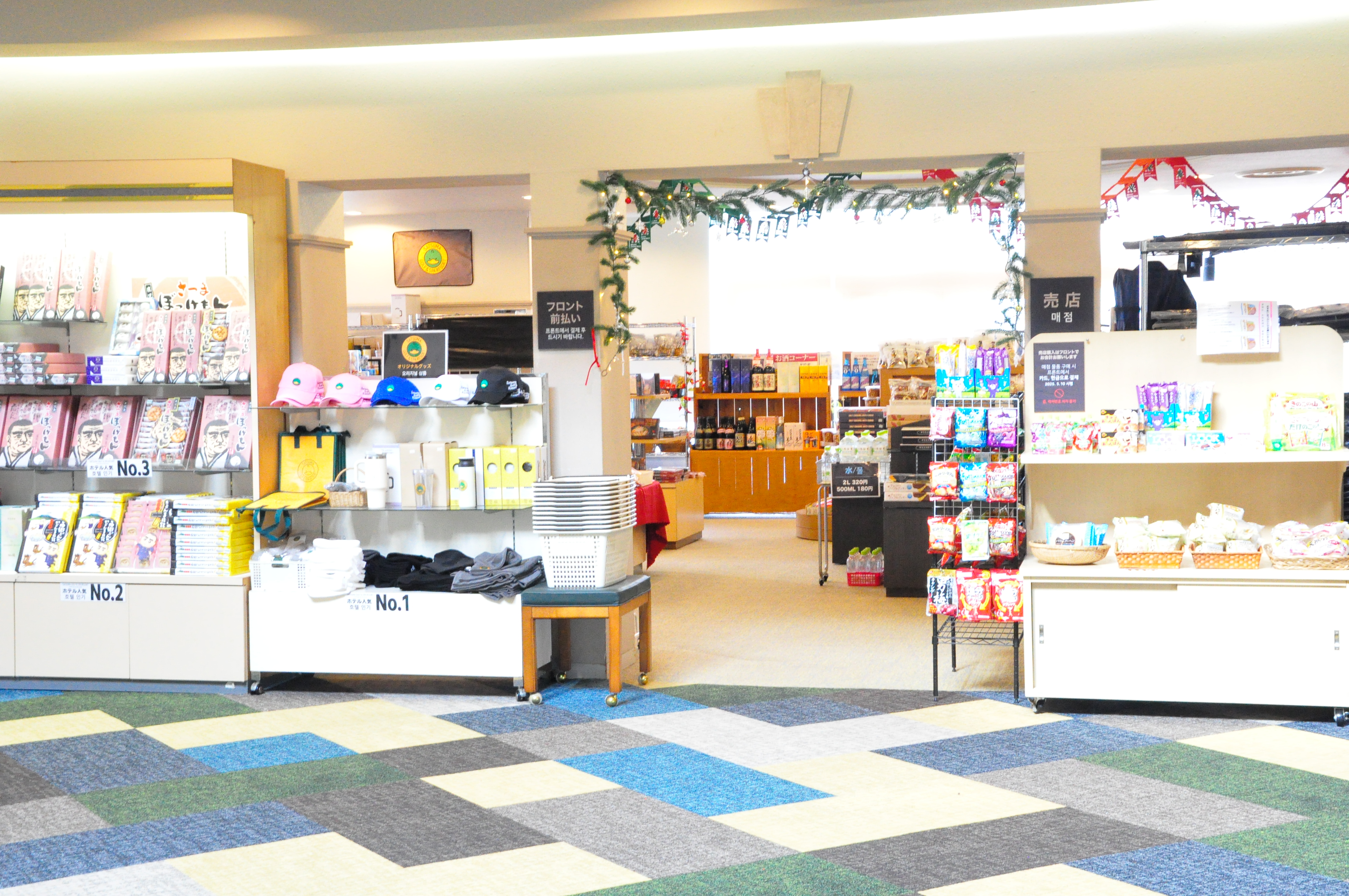 【売店】鹿児島のお土産やゴルフ用品、食料品・日用品なども多数取り揃えております。