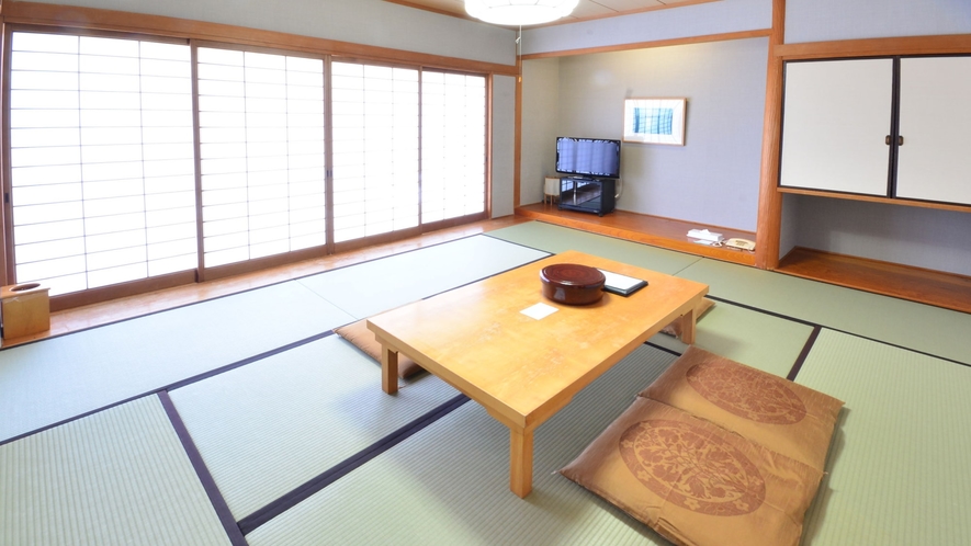【和室】10畳の開放的なお部屋でリラックスできる空間をご提供します。