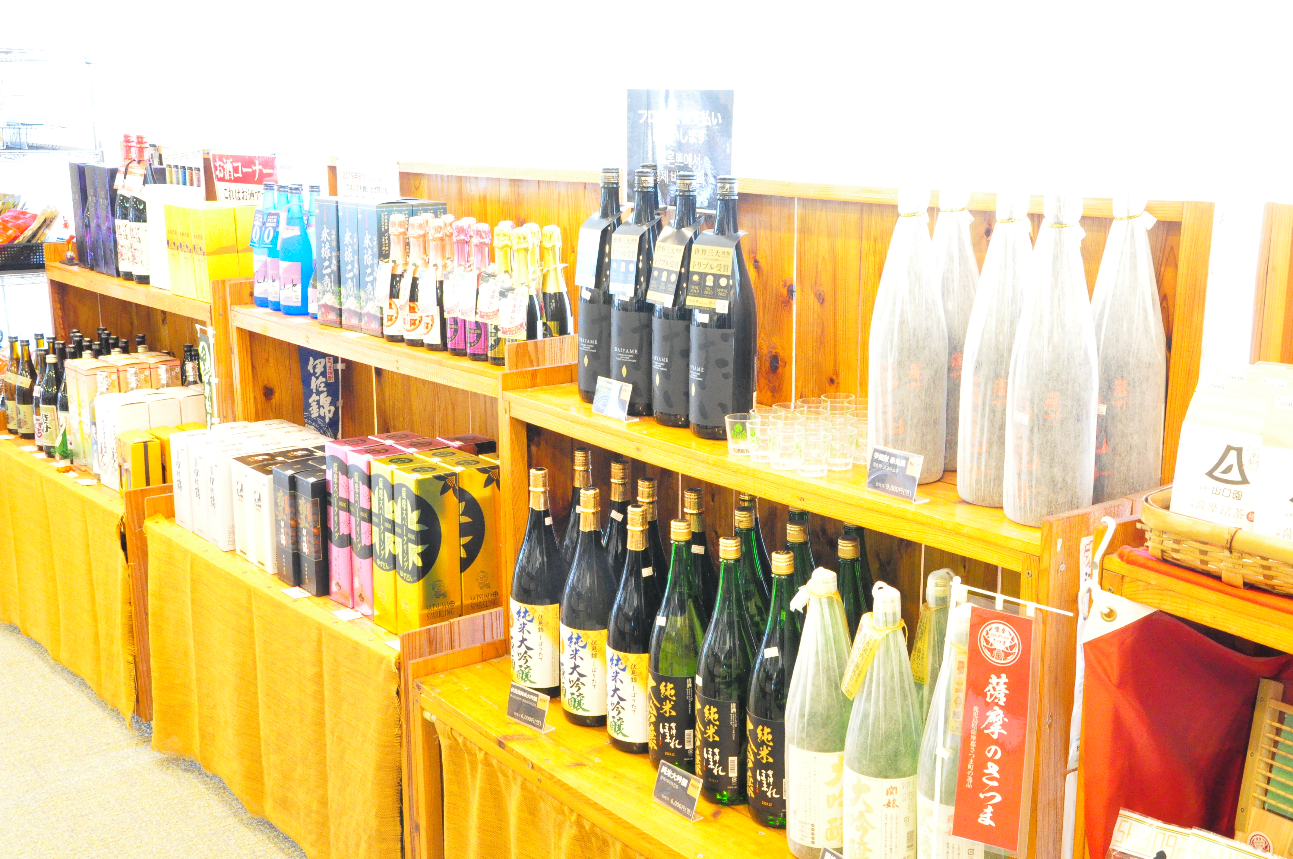 【売店】鹿児島のお土産やゴルフ用品、食料品・日用品なども多数取り揃えております。