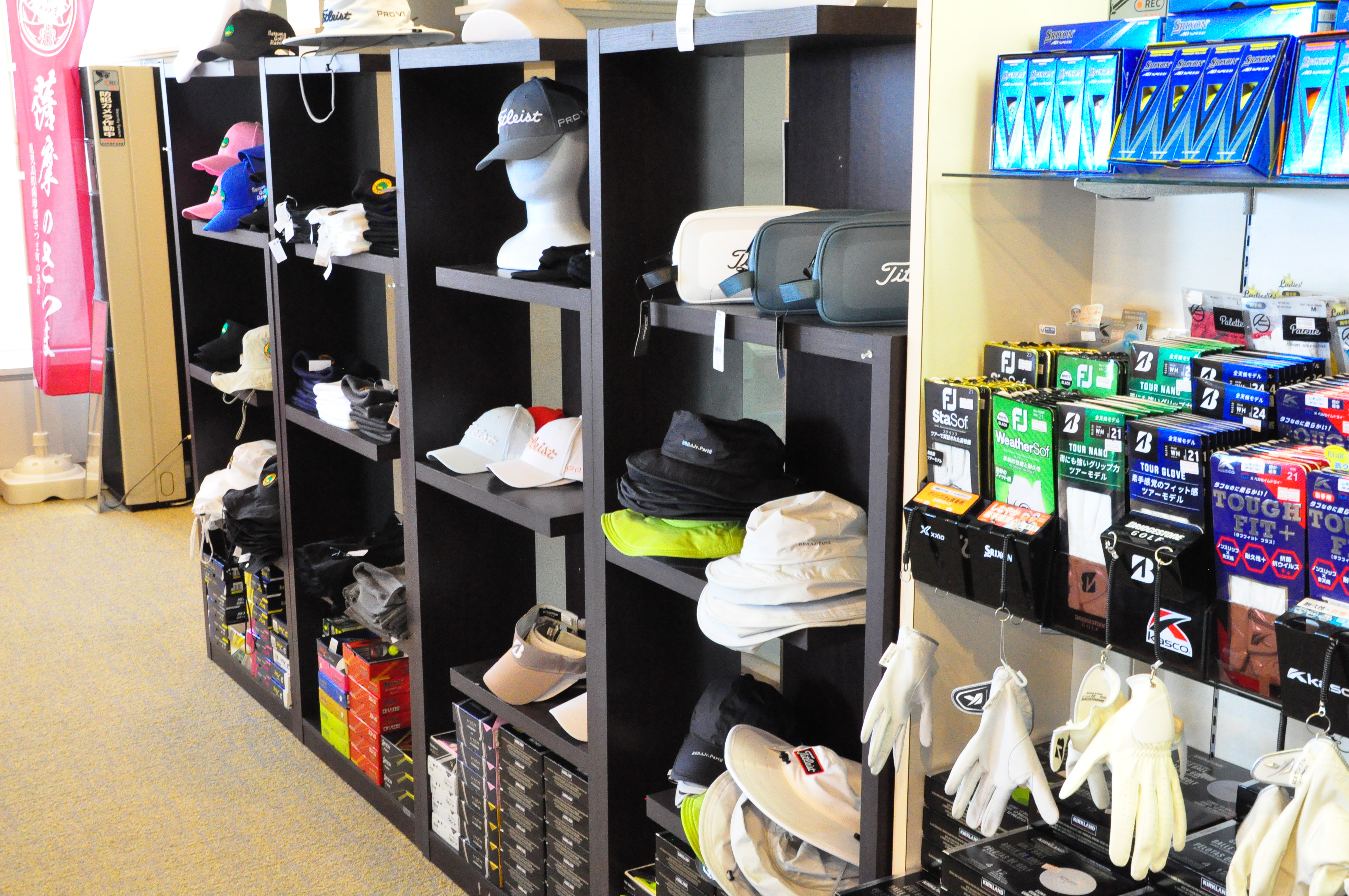 【売店】鹿児島のお土産やゴルフ用品、食料品・日用品なども多数取り揃えております。