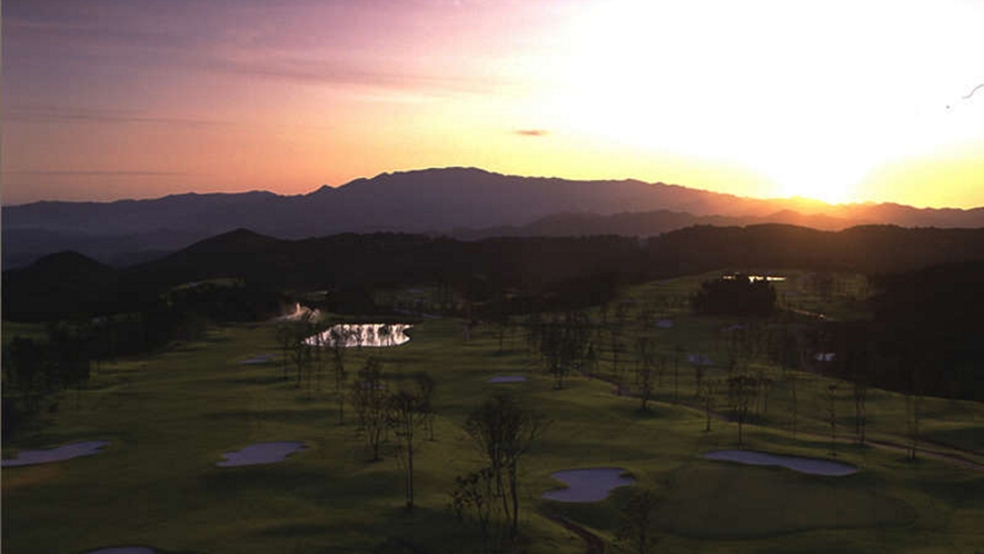 【客室からの夕日】全室ゴルフビューならではの景観です。