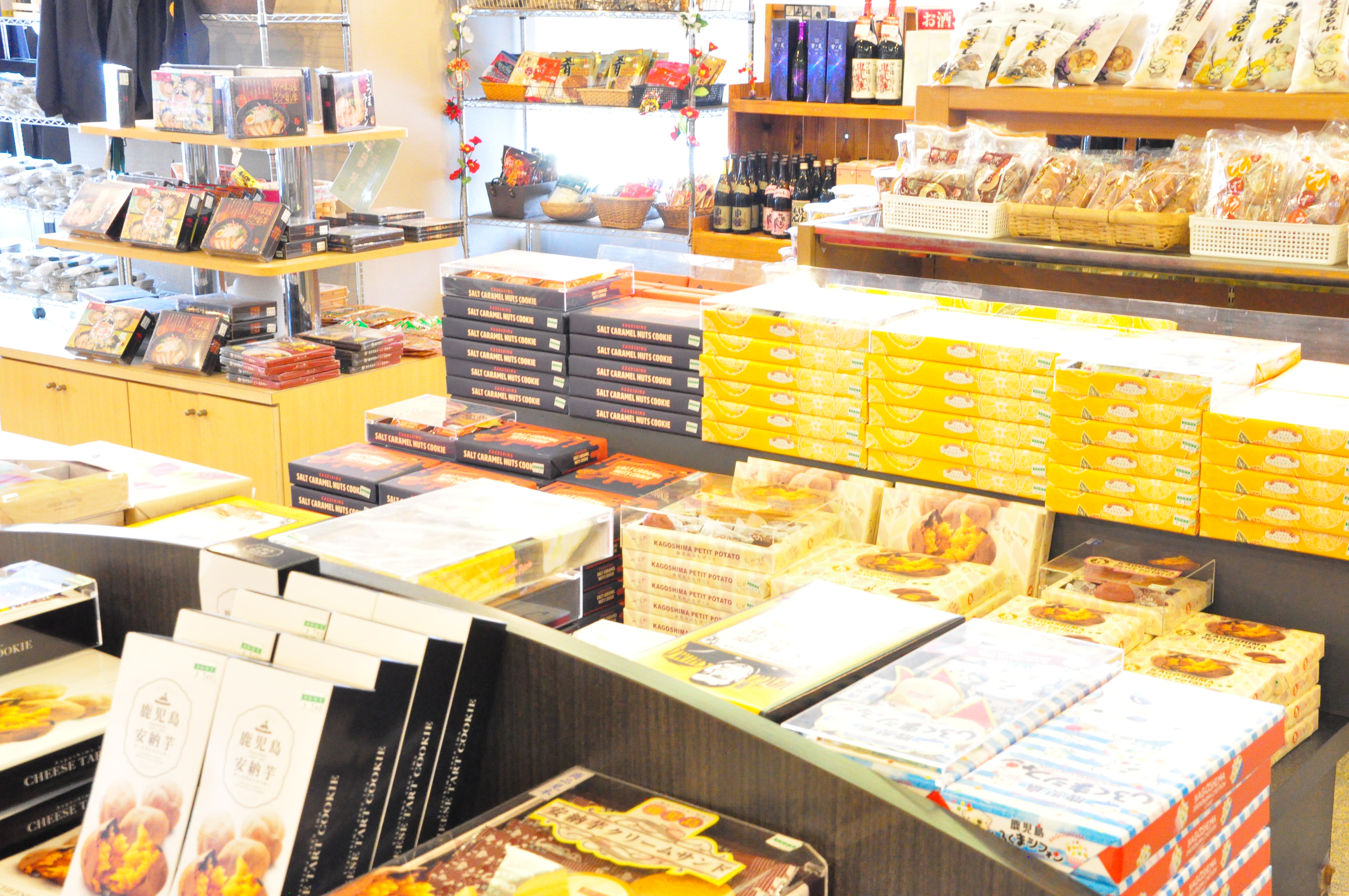 【売店】鹿児島のお土産やゴルフ用品、食料品・日用品なども多数取り揃えております。