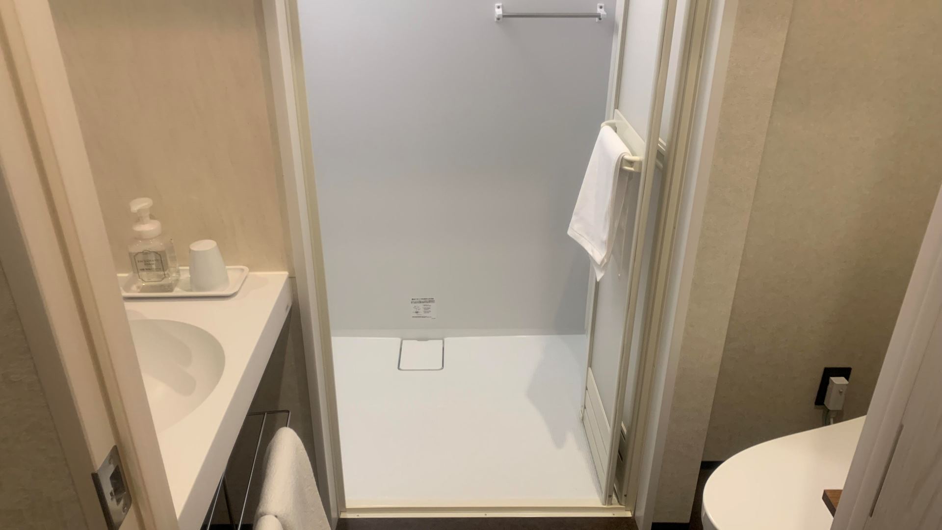 【禁煙シングル】シャワー/トイレ付きルーム(バスタブ無し)