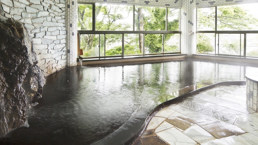 【開放感を味わえる大きな窓】亀山湖の新緑や桜・紅葉と、季節感を楽しめる大浴場です。