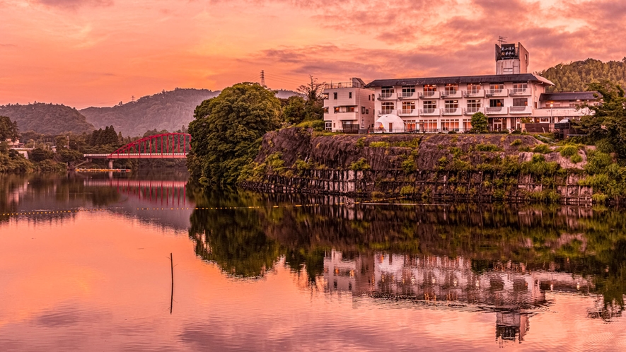 ・茜色に染まる亀山湖と美しい夕空