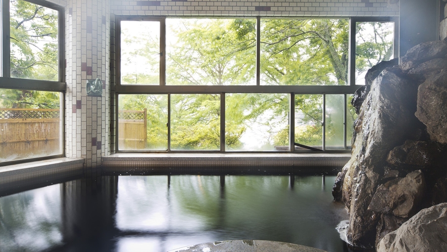 【開放感を味わえる大きな窓】亀山湖の新緑や桜・紅葉と、季節感を楽しめる大浴場です。