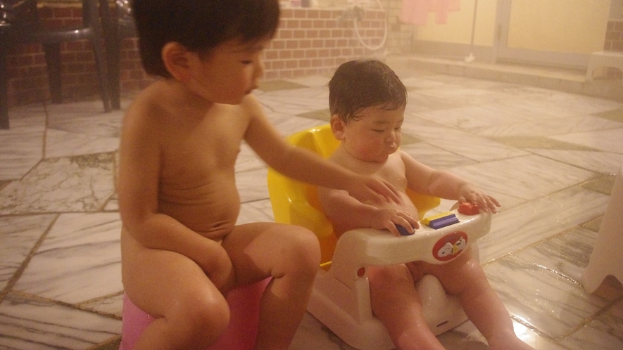 【お子様イス】大浴場にはお子様用椅子が2種類備わっていて安心♪
