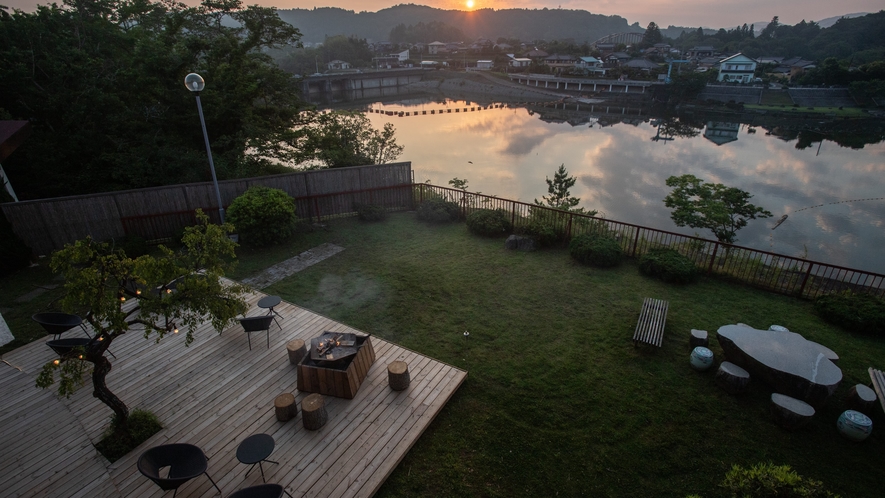 亀山湖に朝日が昇る光景は絶景です