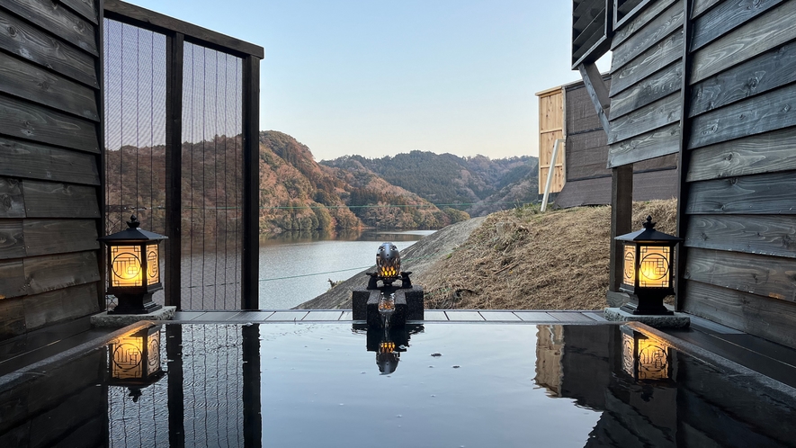 亀山湖を一望できる露天温泉。1回5,500円で当日のご予約も可能です＾＾