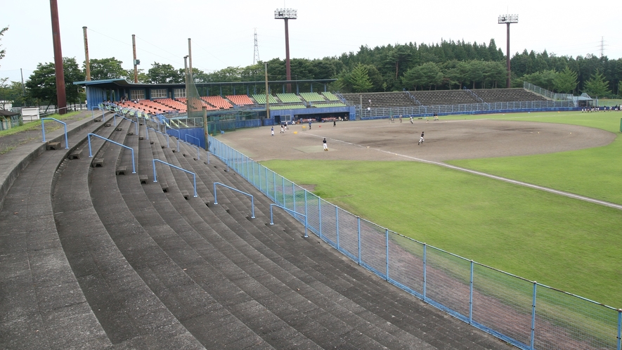*野球場/2万人の収容のさつき球場と、第二球場・ソフトボール球場も整備しています。