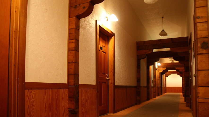 *【ログ棟】客室一例/各お部屋へとつながっている廊下。