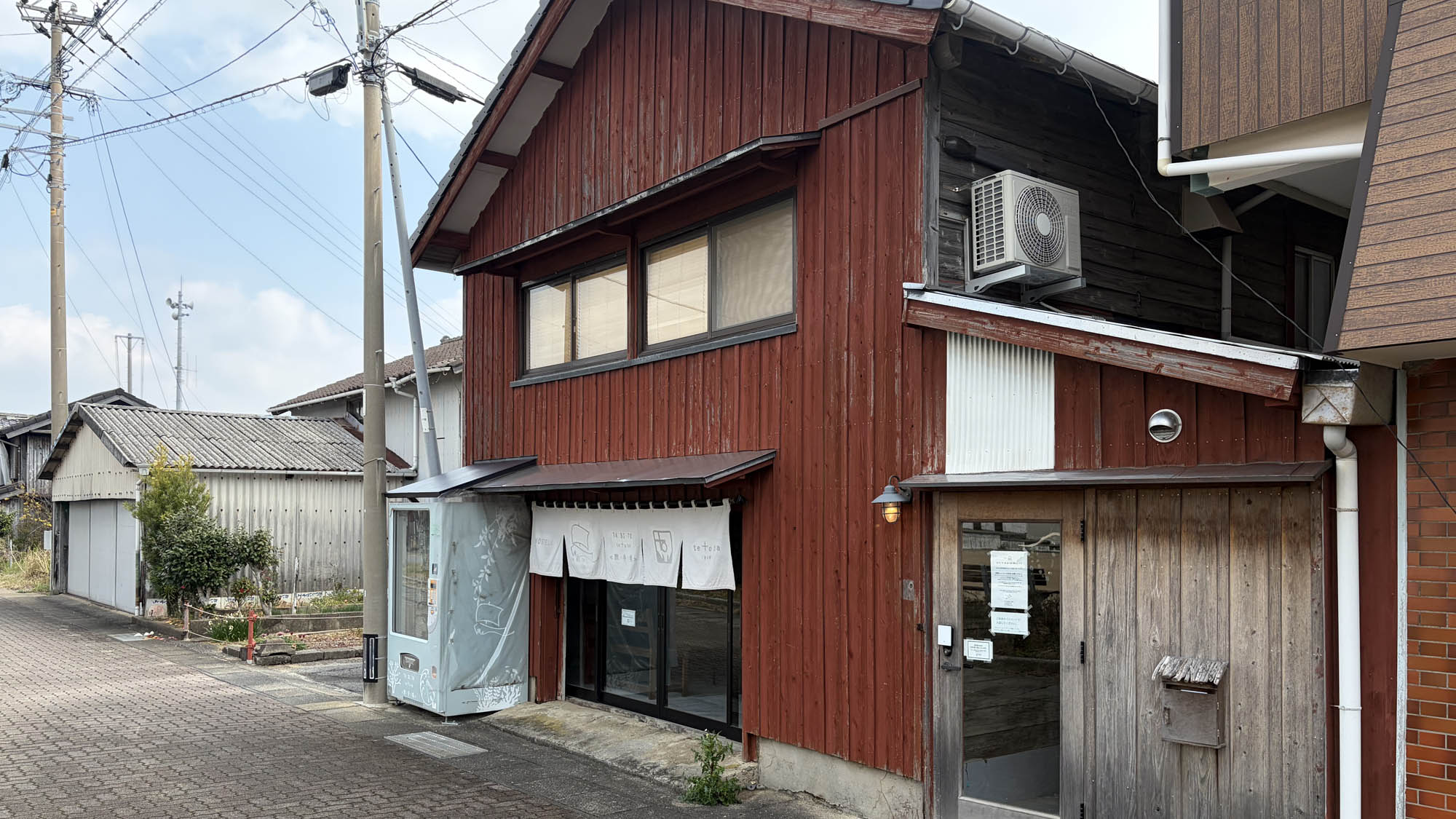赤茶色の外観が目印です