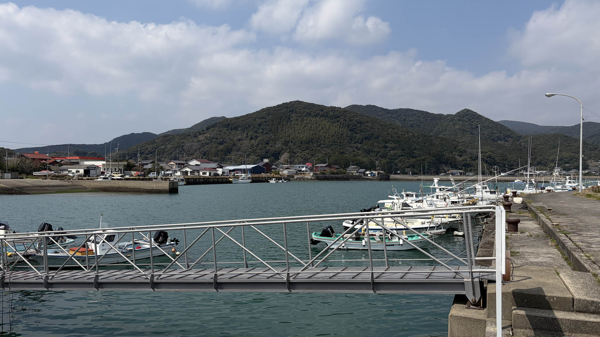 すぐ近くには穏やかな富江漁港が
