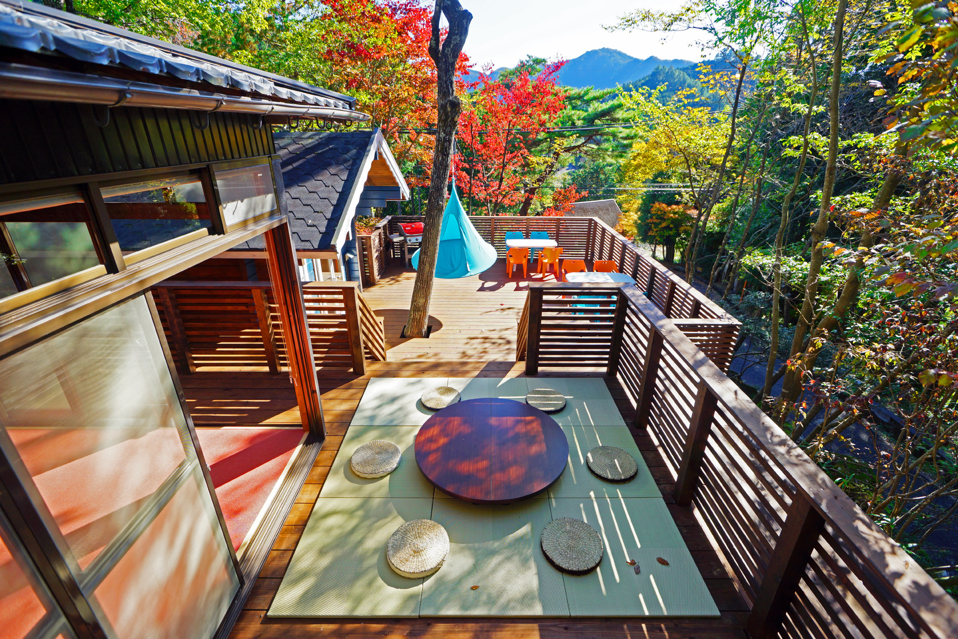 ウッドデッキには本格的なBBQグリルをご用意。可動式の屋根設置で雨の日でもBBQが可能。 さらに、夏には持参のビニールプールを広げて水遊びができます。