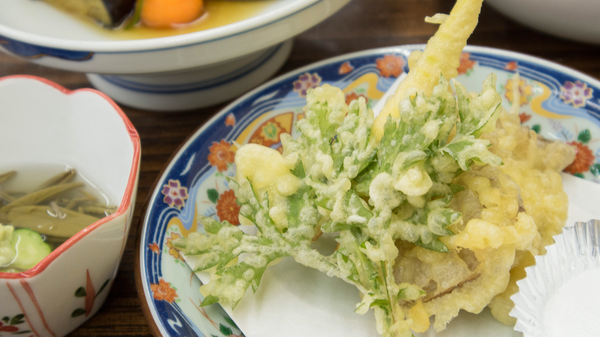 *【ご夕食一例】揚げたあつあつ♪季節の野菜や山菜の天ぷら